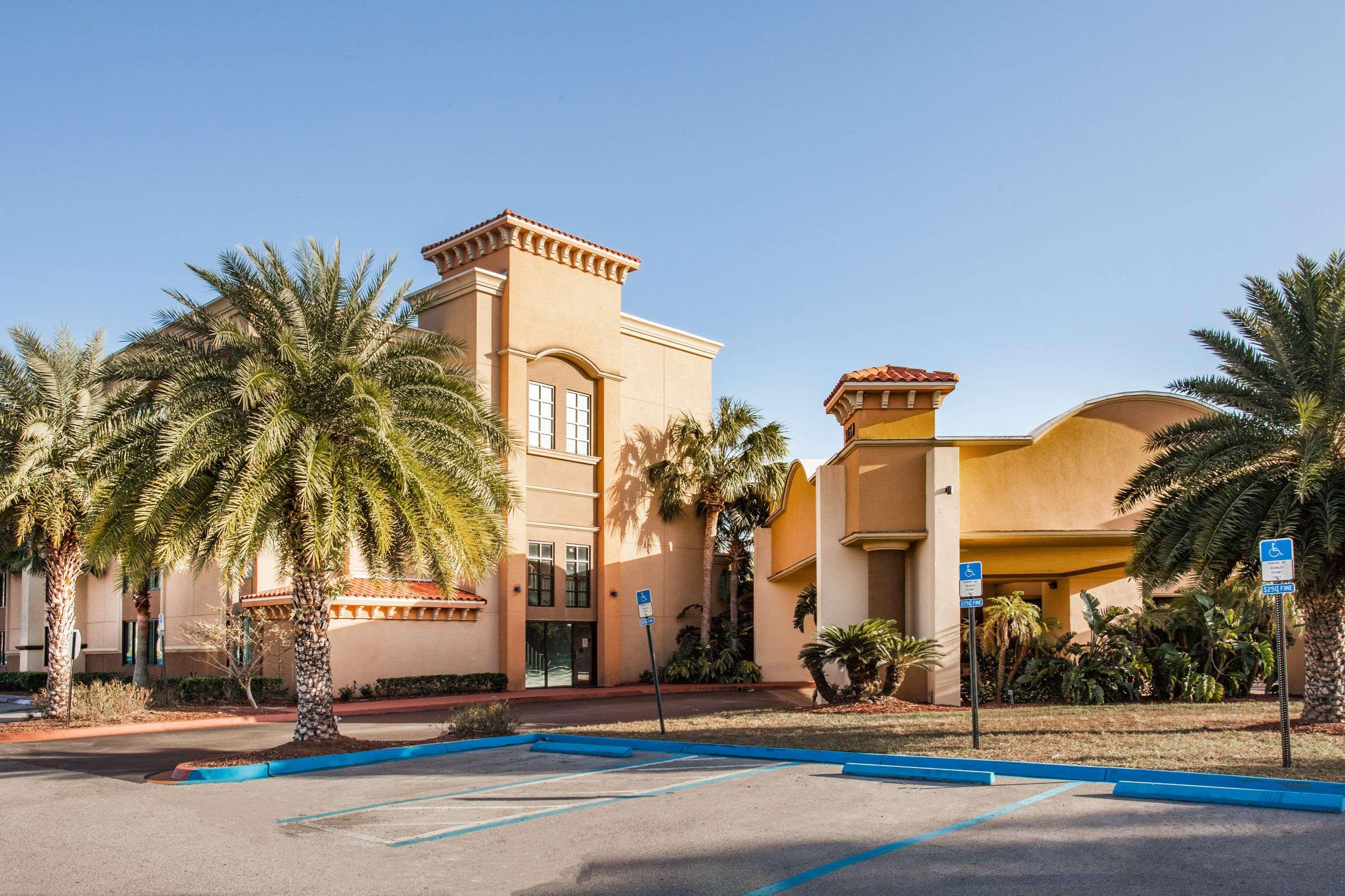 Ramada By Wyndham Jacksonville I-95 By Butler Blvd Exterior foto